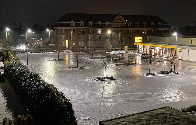 Um 6.45 Uhr geht nichts mehr: ebene Flächen wie hier der Parkplatz des Netto-Marktes an den Kirnacher Straße sind glatte Eisflächen. ...