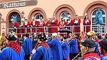 Die Honoratioren der Heimatgilde &bdquo;überwachen&ldquo; wohlwollend das Spektakel von der Ehrentribüne herab.