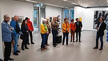 Erklärungen vom Fachmann: Der Konstanzer Galerist Stephan Geiger (rechts) und sein Vater Roland Geiger (links) geben Einblicke in die ...