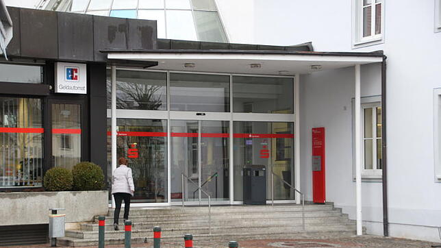 In der Gottmadinger Sparkasse hat im Februar der mutmaßliche Serientäter eine Frau überfallen und sie mit einer Pistole gezwungen, Geld ...