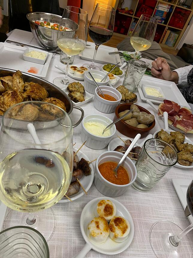 Ein Blick auf das Tapas-Buffet von Denny Stolz: kandierte Hähnchenschenkel, spanischer Kartoffelsalat, frittierte Paprika, Datteln im ...