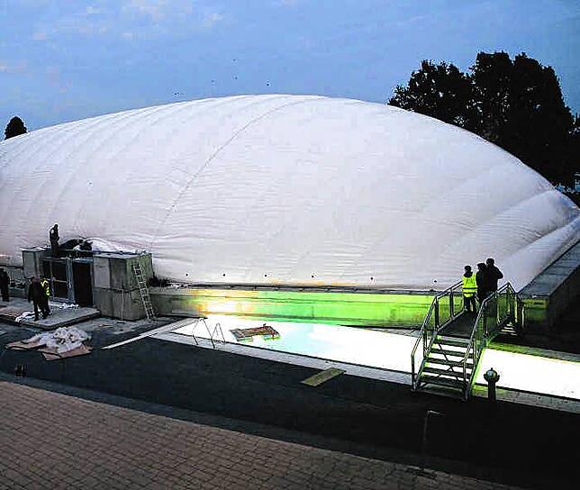 Eine große Kuppel über dem Außenbecken: 2016 wurde übergangsweise eine Traglufthalle neben der Bodensee-Therme errichtet.