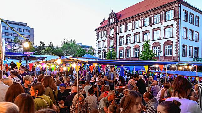 Wer am Samstagabend auf dem Stadtfest einen Sitzplatz ergattern konnte, hatte Glück. Tausende Besucher strömten in die St. Georgener ...