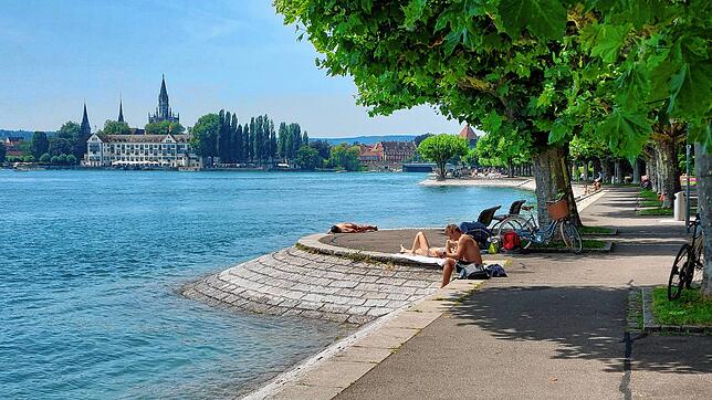 Menschen legen sich auf Wege, Bänke oder Grünflächen an der Seestraße, um dort den Tag zu verbringen und zu baden. Das stößt einigen ...
