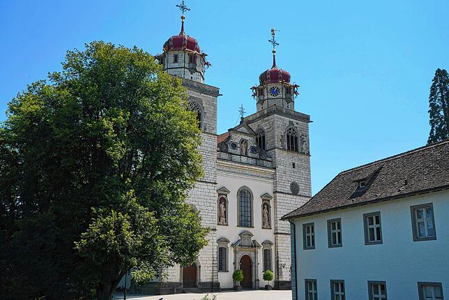 Rheinau, Kanton Zürich, Klosterinsel, Kloster, Hochrhein, Schweiz, große Klosterkirche, Fachwerk – aufgenommen im Juli 2024