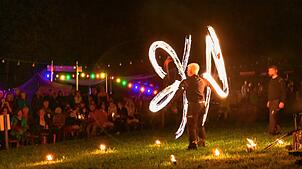Bild : Röthenlochfest: Faszinierende Leuchtfiguren und gute Stimmung