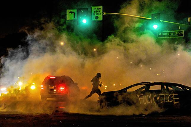 Demonstranten halten bis in die Nacht durch und hindern das Sheriff-Department des L.A. County daran, die US-Bundeseinwanderungsbehörde ...