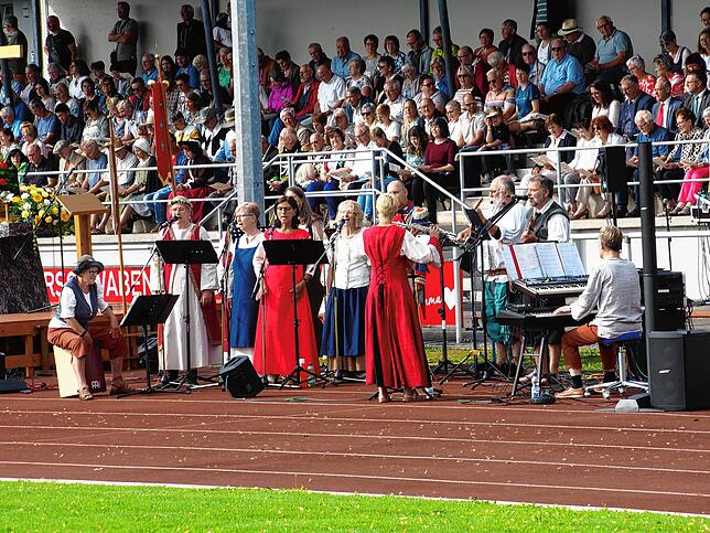 Die Musik- und Gesangsgruppe AmaDeus aus Mengen übernahm die musikalische Gestaltung des ökumenischen Gottesdienstes.