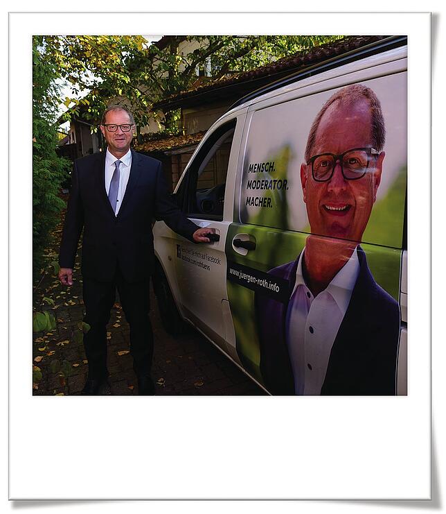 Auf geht’s. Roth steigt in seinen mit Wahlwerbung beklebten Mietvan ein, den er für die Dauer des Wahlkampfes gemietet hat.