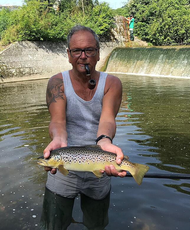 Der Angelsportverein Gurtweil, Pächter des Gewässers, fischte vor Beginn der Maßnahmen den Fischbestand ab und siedelte ihn um, im Bild ...
