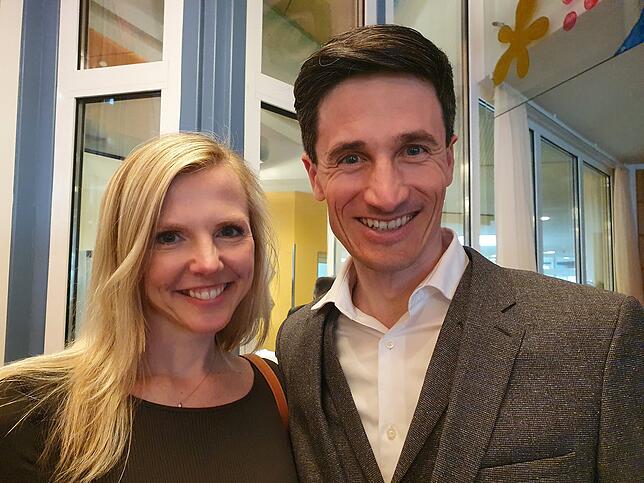 Der Promi des Abends ist ein echter Tannheimer: Martin Schmitt mit seiner Ehefrau Andrea. Der große Skisprung-Star lässt sich entspannt ...