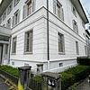 Der Eingangsbereich des Bezirks- und Polizeigebäude-Komplexes in Kreuzlingen. Hinten links ist der Fußgänger- und ...