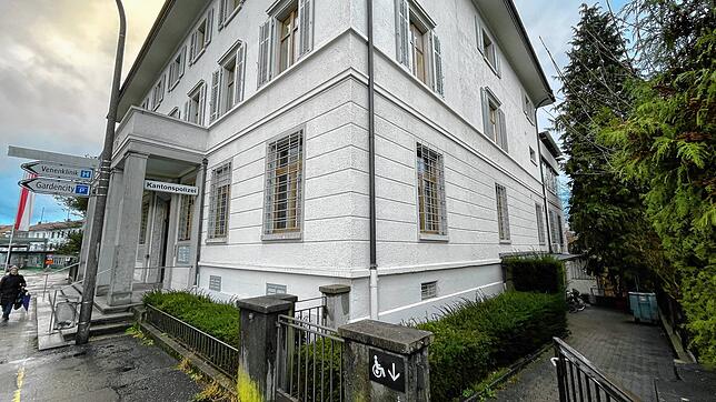 Der Eingangsbereich des Bezirks- und Polizeigebäude-Komplexes in Kreuzlingen. Hinten links ist der Fußgänger- und ...