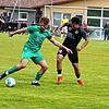 RieHo-Kapitän Nik Fluk (links) verteidigt dern Ball gegen Moreno Coppa von der SG Marbach/Rietheim.
