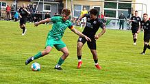 RieHo-Kapitän Nik Fluk (links) verteidigt dern Ball gegen Moreno Coppa von der SG Marbach/Rietheim.