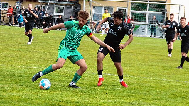 RieHo-Kapitän Nik Fluk (links) verteidigt dern Ball gegen Moreno Coppa von der SG Marbach/Rietheim.