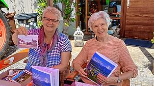 Beim Markt für Dorfvielfalt in Stadenhausen bieten Ines Zeller und Maria Theresia Rist die Festschrift für 6,50 Euro und die Postkarte ...