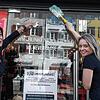 Auf Hochglanz poliert zur Wiederöffnung haben Filialleiterin Wanja Curcio (links) und eine Mitarbeiterin die Front des Dessous-Geschäfts ...