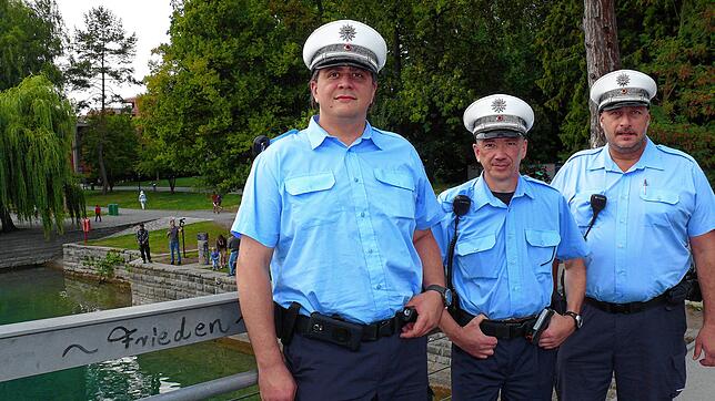 Sie laufen als kommunaler Ordnungsdienst in Konstanz Streife (von links): Markus Z., Michael Waldert und Ernst Zwanziger. Der ...