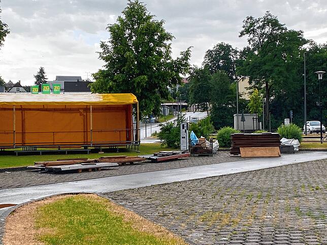 Die Bühne für das Stadtseefest Pfullendorf hielt dem Unwetter stand.