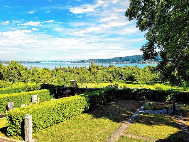 Ein Friedhof mit Ausblick: Der Friedhof der Kirche St. Johann in Horn genießt Seeblick.