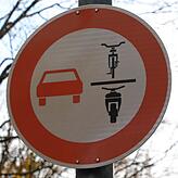(Archivbild) Dieses Schild ist an mehreren Stellen der Fahrradstraße am Lorettowald zu finden. Doch viele kennen die Bedeutung nicht.