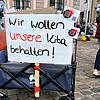 Ein Schild auf einer Demo in Villingen: Erzieher und Eltern der Kita Kikripp protestieren am 8. Mai 2024 vor dem Rathaus gegen ...