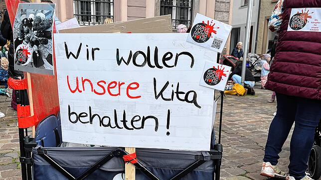 Ein Schild auf einer Demo in Villingen: Erzieher und Eltern der Kita Kikripp protestieren am 8. Mai 2024 vor dem Rathaus gegen ...
