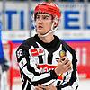 Tim Heffner, hier als Linesman bei einem DEL-Spiel im Jahr 2023, sorgt dafür, dass es im Profi-Eishockey auf dem Spielfeld fair zugeht.