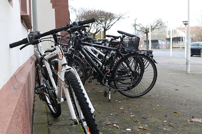 Statt alter Baracken soll am Gottmadinger Bahnhof künftig ein modernes Fahrradparkhaus mit mindestens 80 Plätzen stehen.