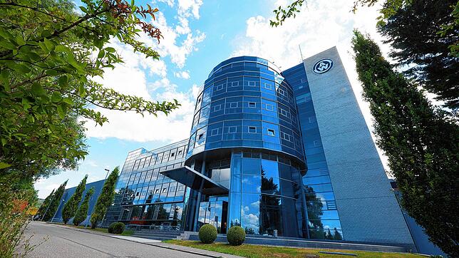 Die Markdorfer Albert Weber GmbH fertigt Motorenkomponenten für Automobilhersteller. Mit dem Zukauf der Schweizer-Werke erweitert sie ...