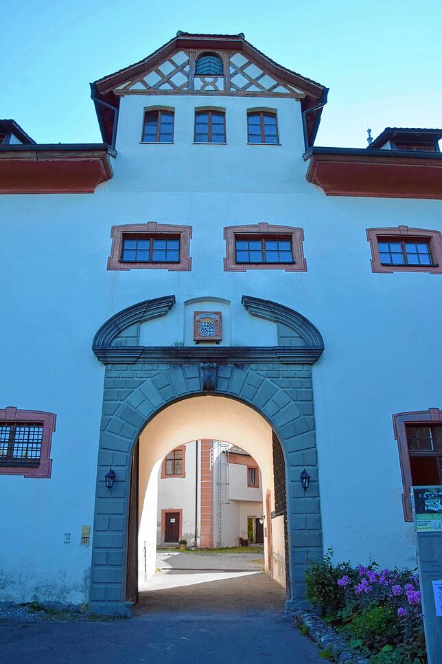 So sieht das Eingangsportal zum Schloss und Innenhof aus.