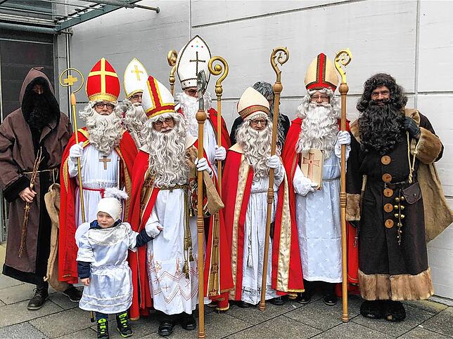 Ein Teil des Teams der Nikolausgilde Friedrichshafen. Das Kostüm kostet circa 400 Euro, der Bart 300 bis 350 Euro, sagt Mitglied Erich Wölk.