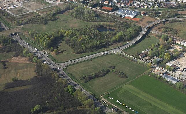 Wird das die neue Staufalle? B33 (diagonal von oben links) und Westtangente (nach rechts) sind mit einer Ampel verbunden. Für die Tiere ...