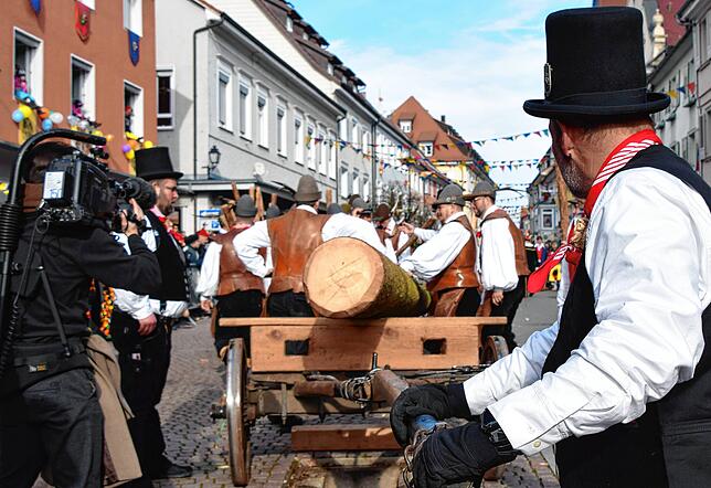 Bild 17: Bilder vom Umzug und dem Narrenbaum-Stellen in Stockach