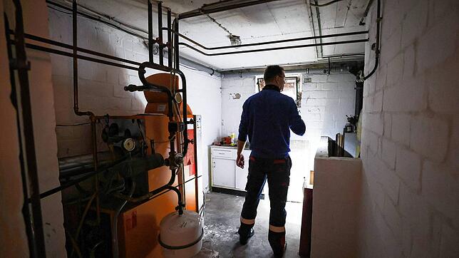 Ein Mitarbeiter eines Diesel- und Heizöl-Unternehmens prüft die Kunststofftanks in einem Heizungskeller. Ab 2024 sollen nur noch neue ...