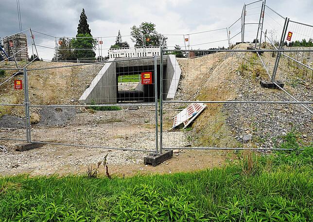 Hier ginge es rein in die Unterführung vom Bahnhof in Richung Kloster Hegne, wenn auch nicht ganz so direkt wie es scheint. Ab Herbst ...