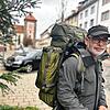 Seine wasserfesten Taschen hat Oliver Schmidt gegen einen großen Rucksack getauscht, in dem er sein Hab und Gut transportiert. Sein ...