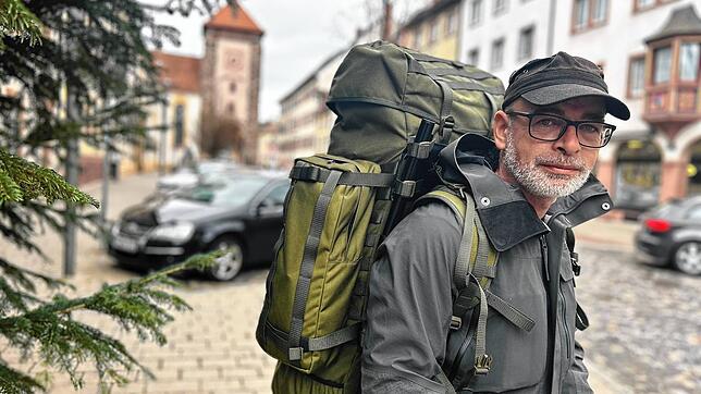 Seine wasserfesten Taschen hat Oliver Schmidt gegen einen großen Rucksack getauscht, in dem er sein Hab und Gut transportiert. Sein ...