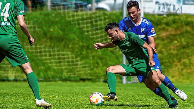 Joker sticht: Marius Korhummel (hinten auf dem Archivbild gegen Robin Wagner vom SV Rheintal) wurde in Eggingen eingewechselt und traf ...