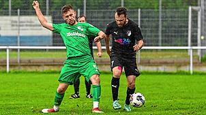 Torschützen unter sich: Yannic Rüd (links), der dem SV Waldhaus den Ausgleich bescherte im Zweikampf mit Patrick Streule, der den ...