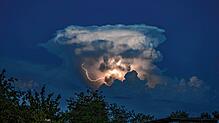 Blitze durchzucken die Cumulonimbuswolke über dem Bodensee.