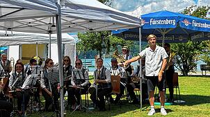 Der Musikverein spielt am Sonntagmorgen beim Strandfest. Am Ende durfte sogar einer der Besucher dirigieren.