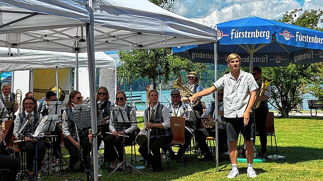 Der Musikverein spielt am Sonntagmorgen beim Strandfest. Am Ende durfte sogar einer der Besucher dirigieren.
