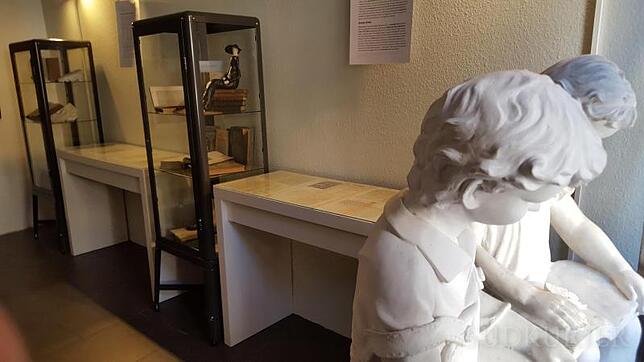 Lesen: Blick in die Ausstellung mit zwei lesenden Figuren zum Thema "Lesen im 18. und 19. Jahrhundert: Die Bedeutung des ...