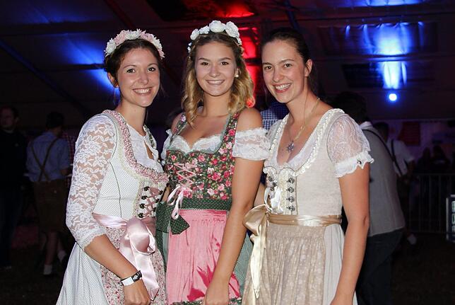 Die Besucher feiern ausgelassen.