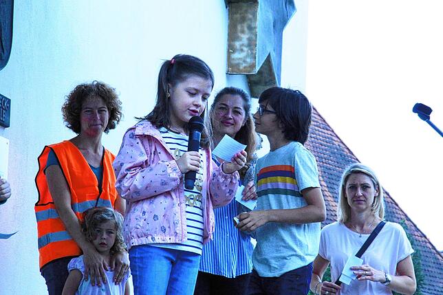 In den Worten von Rolf Zuckowski haben Grundschüler bei einer Demo an der Singener Waldeckschule an ihr Recht auf Bildung erinnert.