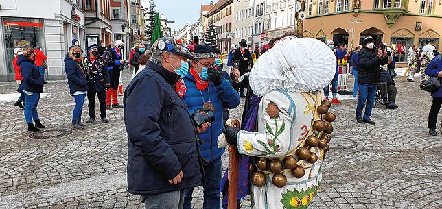 Gestrählt wurde auch. Ob der Narro unter der Scheme Mundschutz trug, ist nicht bekannt.