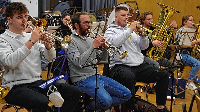Proben fleißig fürs Frühjahrskonzert: die Musiker der Stadtkapelle Markdorf. Am Samstag, 9. April, findet das Konzert in der Stadthalle ...