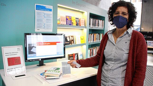 Ulrike Horn, die Leiterin der Stadtbibliothek, demonstriert: Am Ende des Ausleihprozesses hat der Nutzer auf Wunsch eine Quittung in der ...